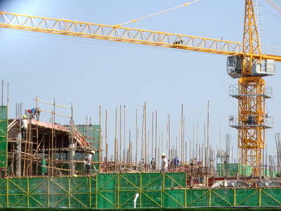 高温下的坚守 建筑劳务分包工人的施工热浪挑战